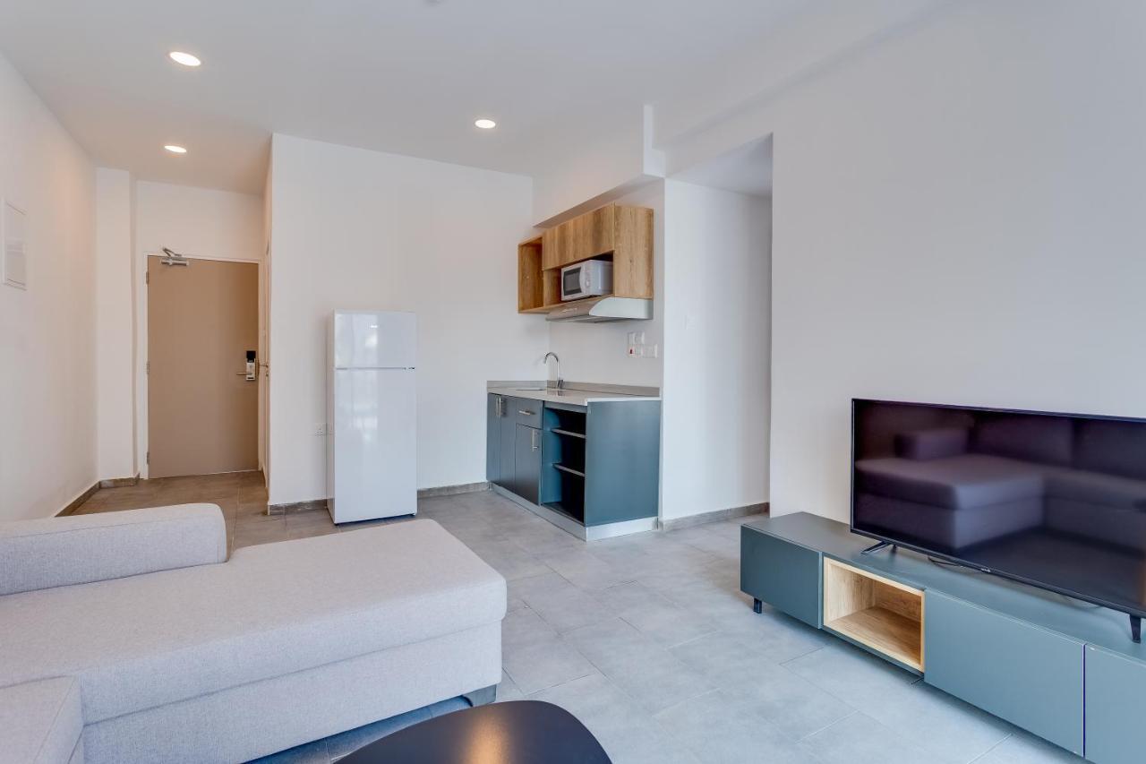 Apartament typu Suite z łóżkiem typu king-size i widokiem na basen